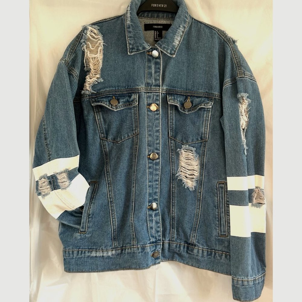 FOREVER 21 WOMAN'S DISTRESSED‎ JEAN JACKET SIZE S